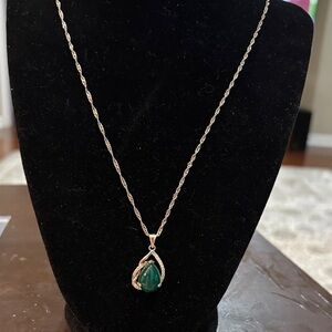 Elegant Green Teardrop Pendant Necklace